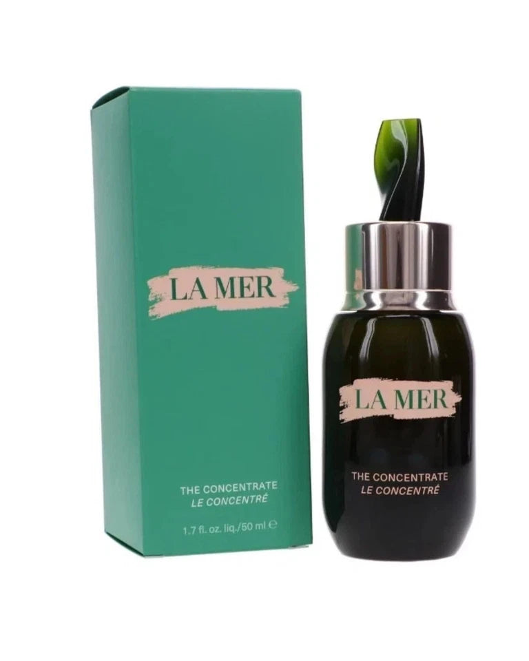 La Mer The Concentrate Le Concentre skincare bottle and its green packaging box, shown on a plain white background.